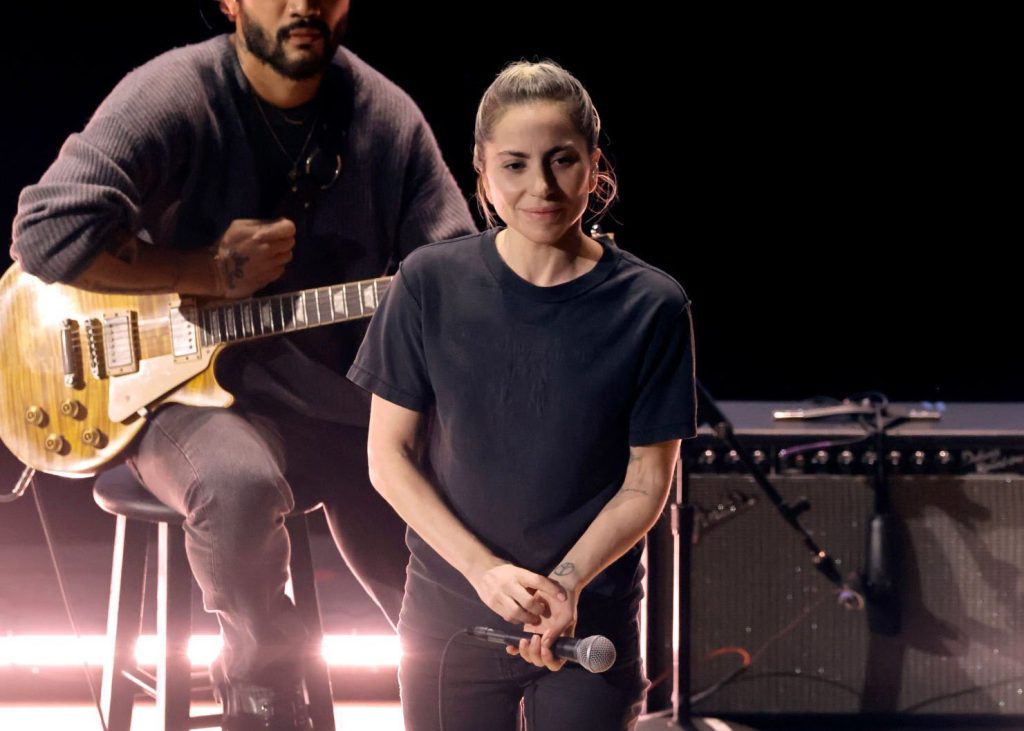 Lady Gaga Stops And Helped A Photographer Who Fell At The Oscars 95