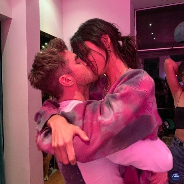 Selena Gomez and Drew Taggart Spotted Kissing at an NYC Club