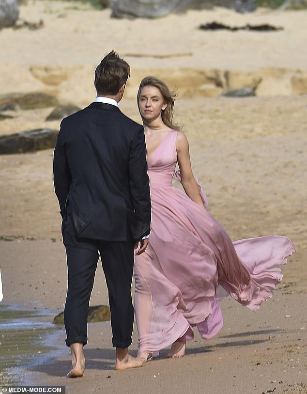 Sydney Sweeney and Glen Powell spotted In Maroubra Beach