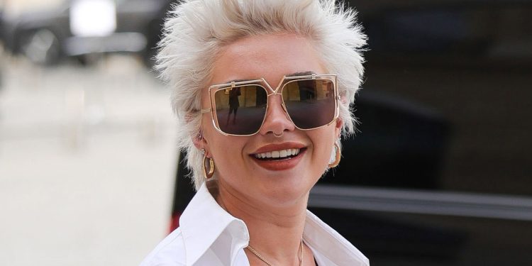 Florence Pugh Arrives with Grey Hair for Paris Fashion Week