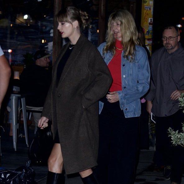 Taylor Swift Dining with Laura Dern Greta Gerwig and Zoë Kravitz in New York