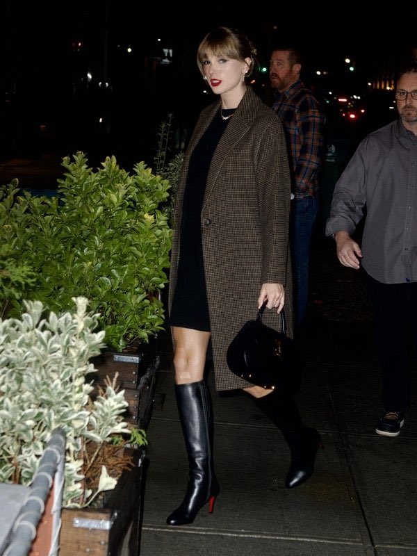 Taylor Swift Dining with Laura Dern Greta Gerwig and Zoë Kravitz in New York