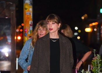 Taylor Swift Dining with Laura Dern Greta Gerwig and Zoë Kravitz in New York