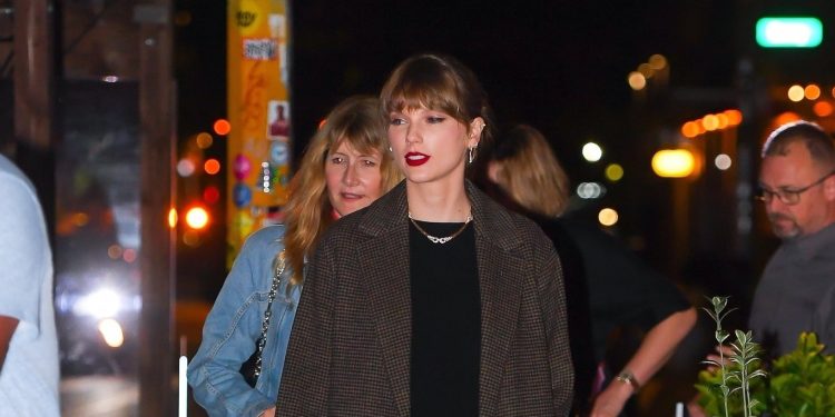 Taylor Swift Dining with Laura Dern Greta Gerwig and Zoë Kravitz in New York