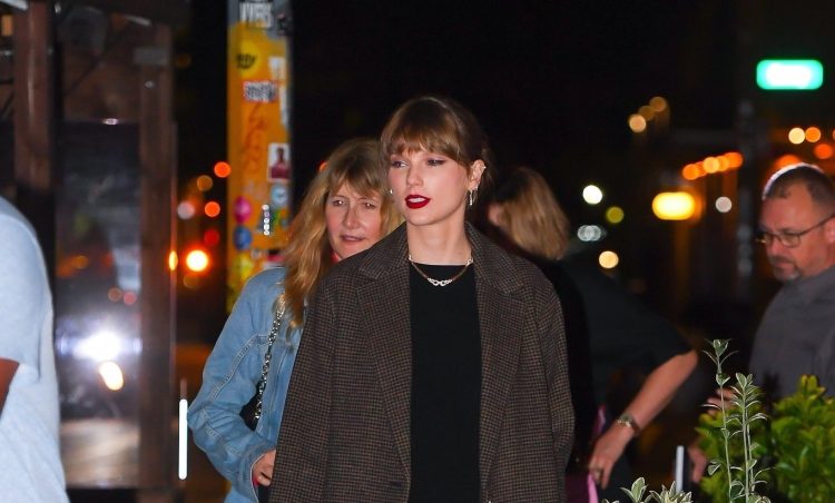 Taylor Swift Dining with Laura Dern Greta Gerwig and Zoë Kravitz in New York