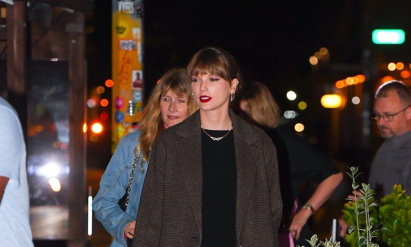 Taylor Swift Dining with Laura Dern, Greta Gerwig, and Zoë Kravitz in ...