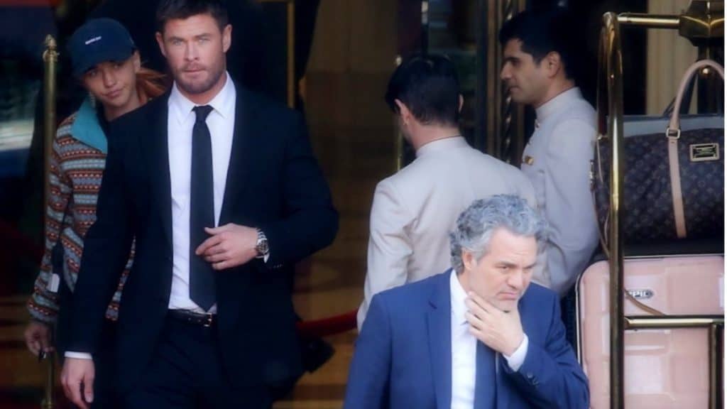 Barry Keoghan Chris Hemsworth Crime 101 set images