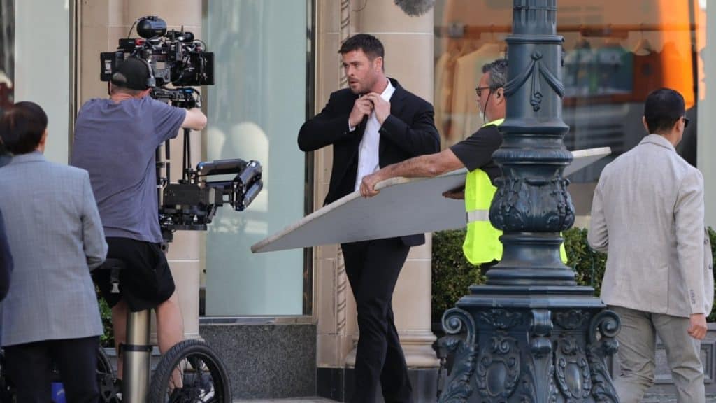 Barry Keoghan Chris Hemsworth Crime 101 set images
