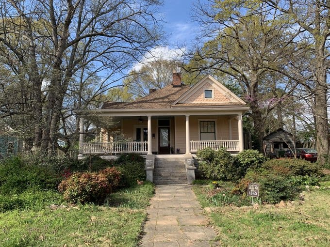 Marvel Studios has reportedly rebuilt Steve Rogers and Peggy Carter's house from Avengers: Endgame for the set of Avengers: Doomsday. Discover its connection to the film's plot.