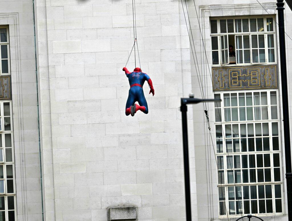 See Sadie Sink on the set of Marvel’s Spider-Man: Brand New Day with Tom Holland in London. She wears military-style boots and yellow pants, while director Destin Daniel Cretton is nearby.