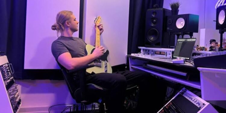 Oscar Linnander is a Swedish producer and multi-instrumentalist with credits including Kehlani, Demi Lovato, and Jessie Murph. A look at his work, creative approach, and growing presence in modern pop.